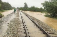 Mưa lũ tại miền Trung khiến nhiều đôi tàu phải ngừng chạy